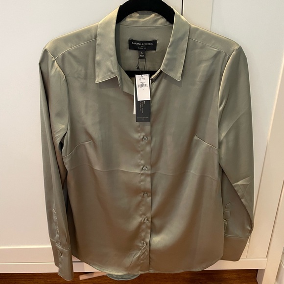 Banana Republic NWT Silky Green Button down Blouse S - Picture 2 of 4